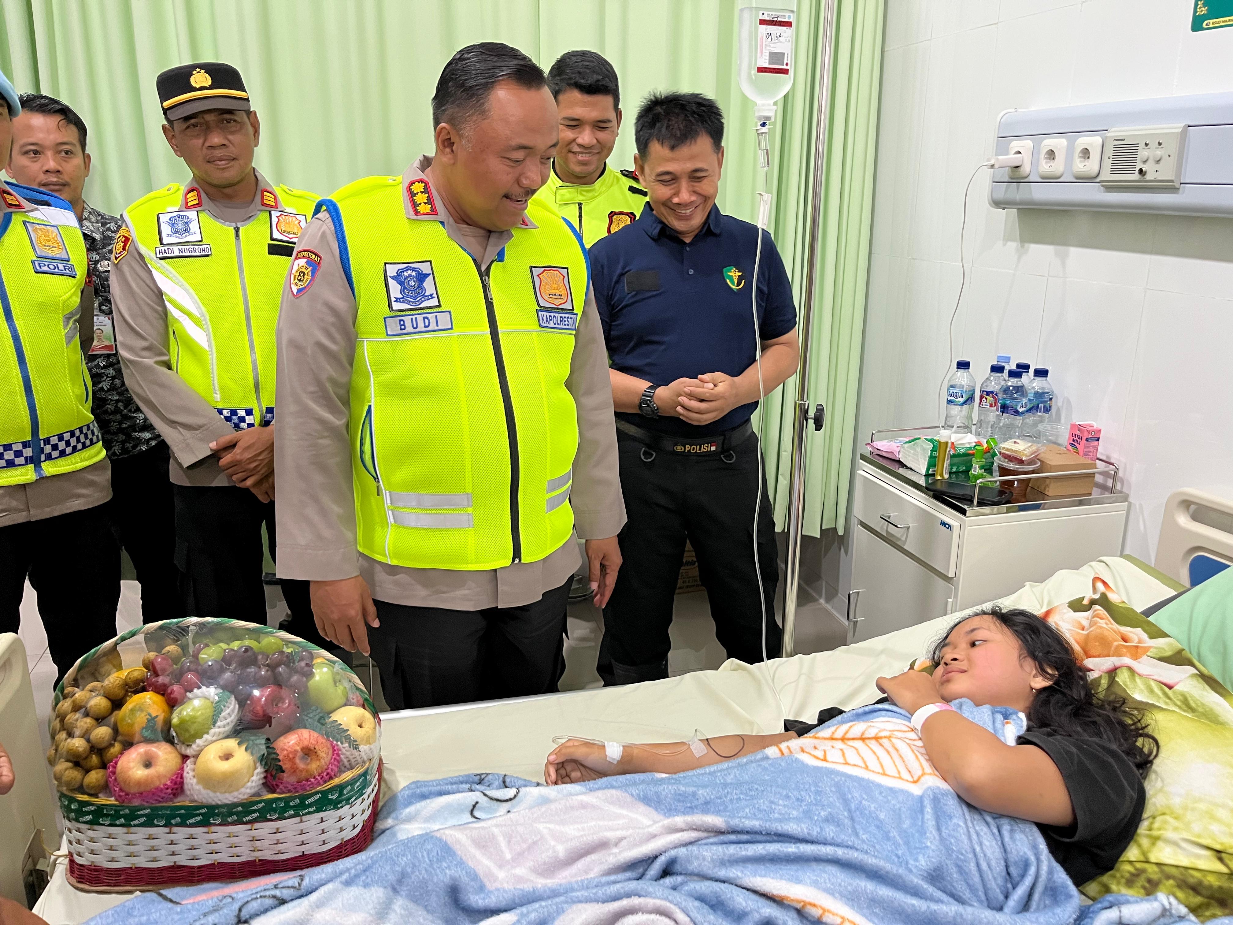Kapolresta Cilacap Jenguk Korban Longsor di RSUD Majenang, Pastikan Penanganan Berjalan Optimal